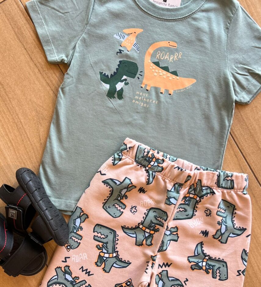 Conjunto Infantil Masculino Camiseta Roarrr e Bermuda Estampada Fernanda Ramos Kids