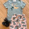 Conjunto Infantil Masculino Camiseta Roarrr e Bermuda Estampada Fernanda Ramos Kids