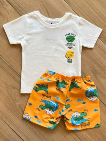 Conjunto Infantil Masculino Camiseta Roarsome e Bermuda Estampada Fernanda Ramos Kids