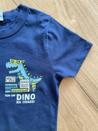fernandaramoskids com br Conjunto Infantil Masculino Camiseta Tem um Dino na Cidade e Bermuda1