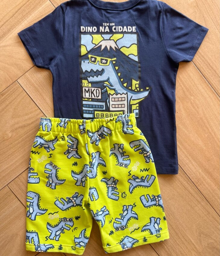 fernandaramoskids com br Conjunto Infantil Masculino Camiseta Tem um Dino na Cidade e Bermuda3