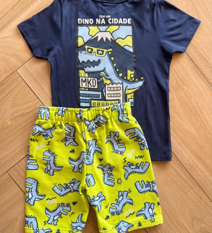 fernandaramoskids com br Conjunto Infantil Masculino Camiseta Tem um Dino na Cidade e Bermuda3