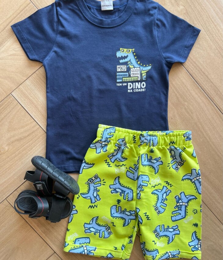 Conjunto Infantil Masculino Camiseta Tem um Dino na Cidade e Bermuda Fernanda Ramos Kids