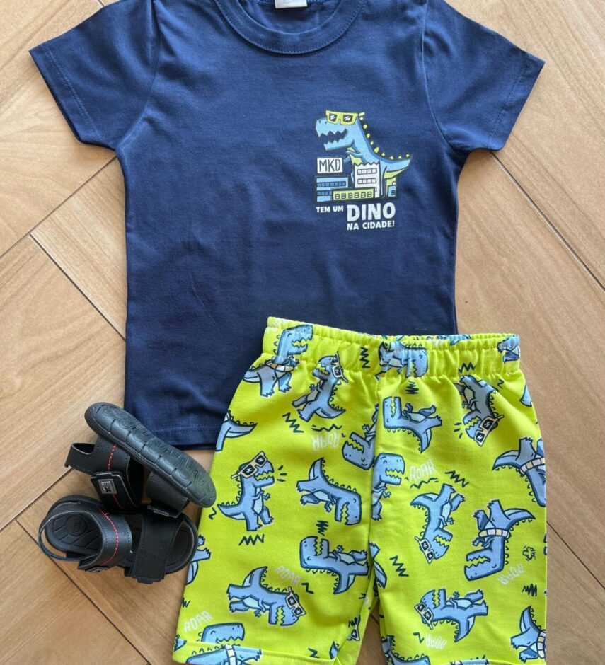 Conjunto Infantil Masculino Camiseta Tem um Dino na Cidade e Bermuda Fernanda Ramos Kids