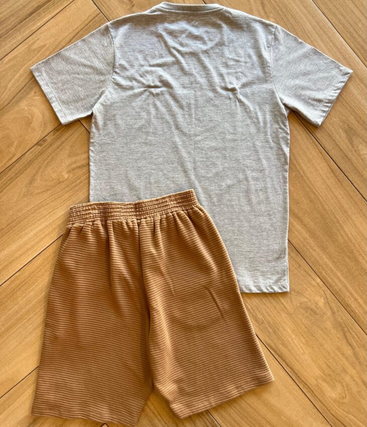 fernandaramoskids com br Conjunto Masculino Camiseta Cinza e Bermuda Caramelo 1