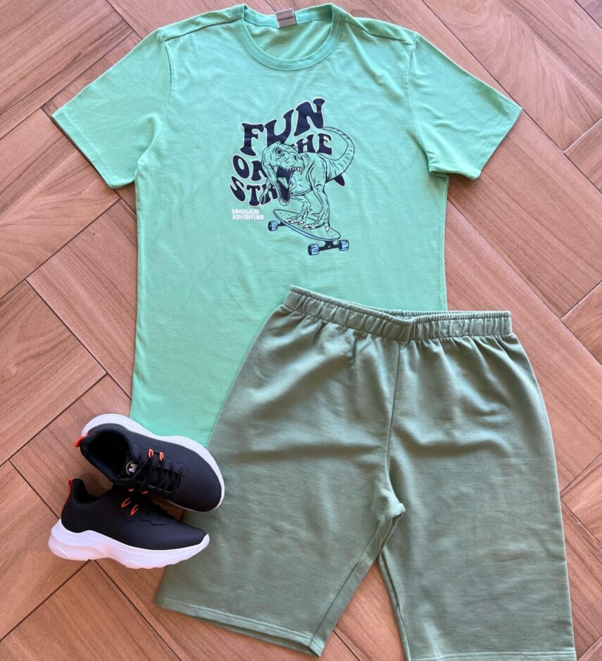 Conjunto Masculino Camiseta Dinosaur Adventure e Bermuda Verde Fernanda Ramos Kids