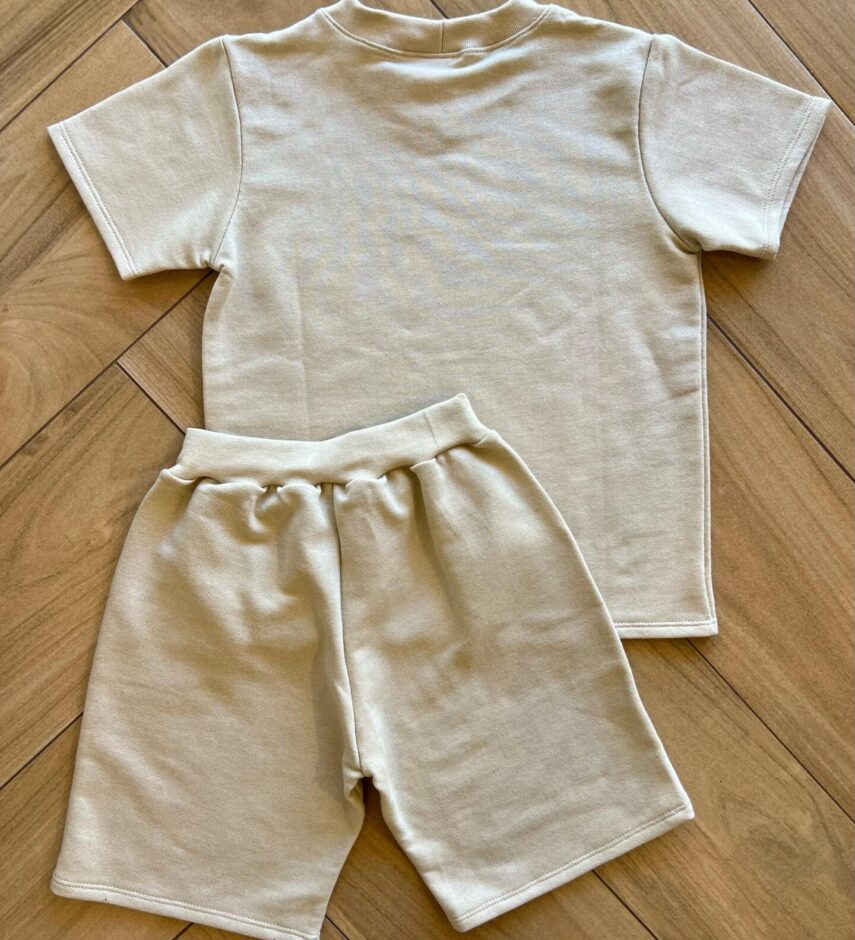 fernandaramoskids com br Conjunto Masculino Camiseta e Bermuda Bege com Pochete2