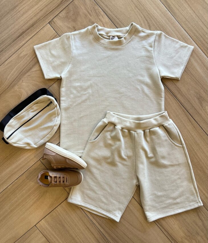 Conjunto Masculino Camiseta e Bermuda Bege com Pochete Fernanda Ramos Kids