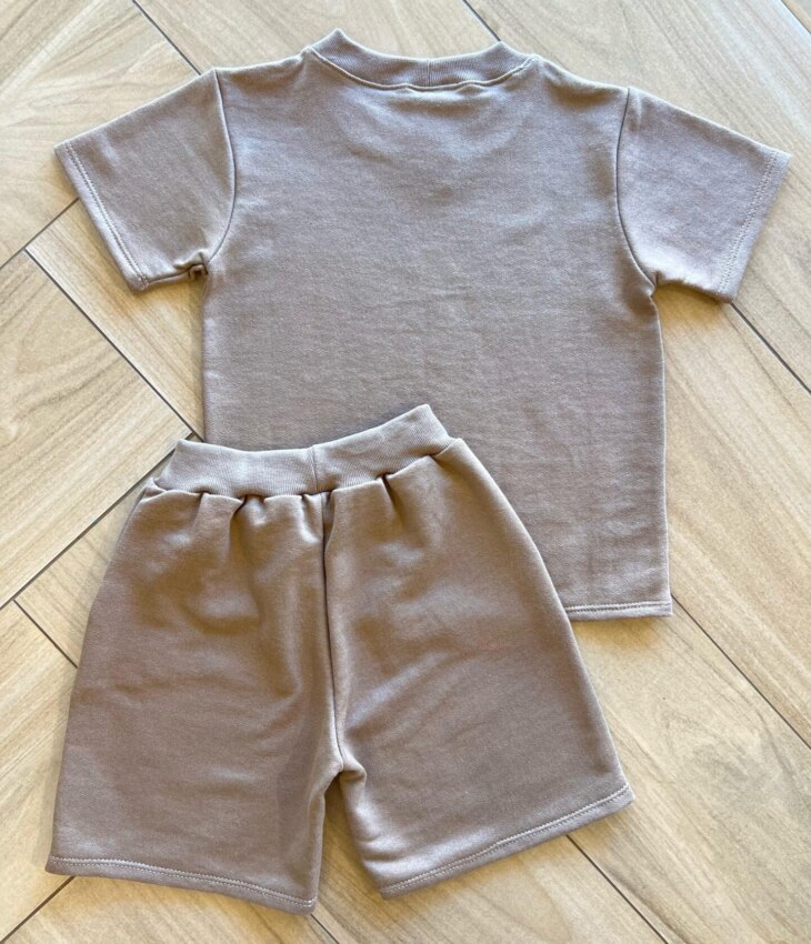 fernandaramoskids com br Conjunto Masculino Camiseta e Bermuda Marrom com Pochete2