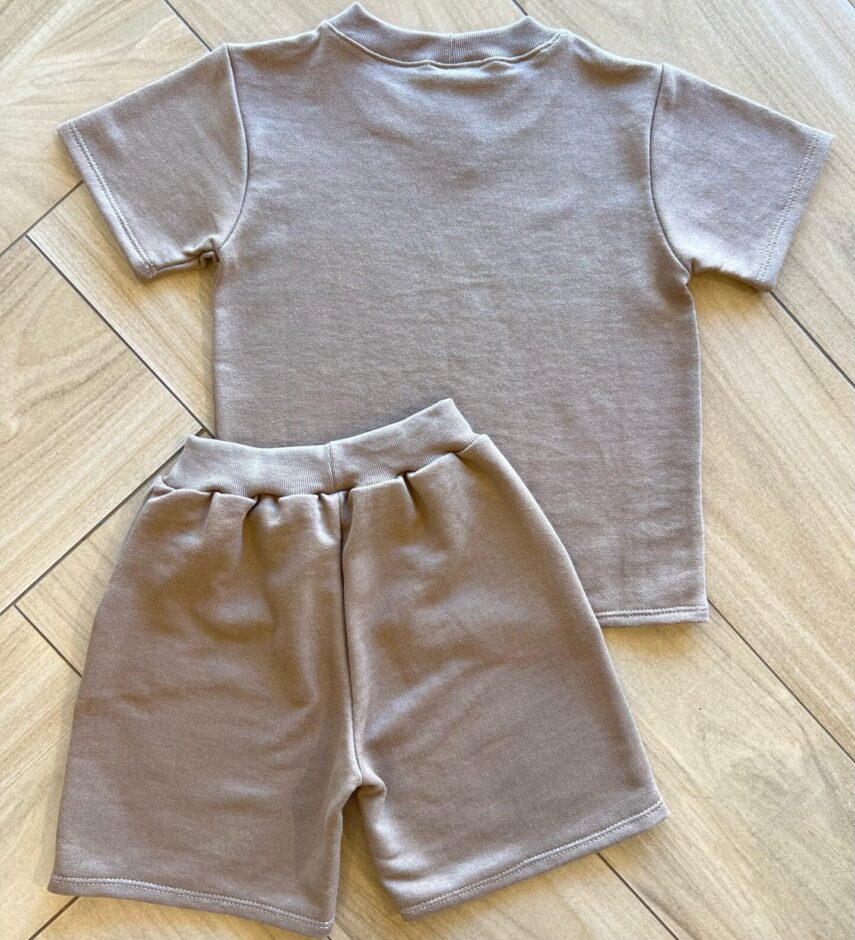 fernandaramoskids com br Conjunto Masculino Camiseta e Bermuda Marrom com Pochete2