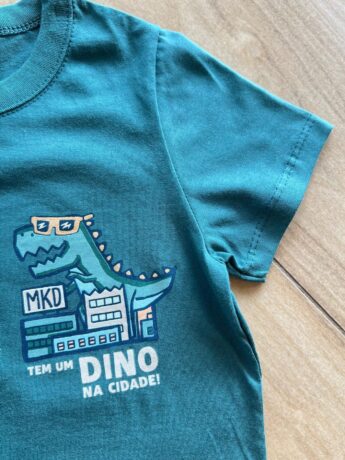 fernandaramoskids com br Conjunto Masculino Camiseta Tem um Dino na Cidade e Bermuda Bege1