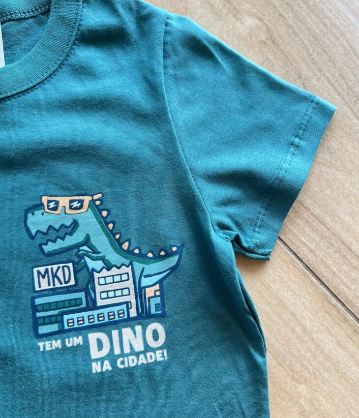 fernandaramoskids com br Conjunto Masculino Camiseta Tem um Dino na Cidade e Bermuda Bege1