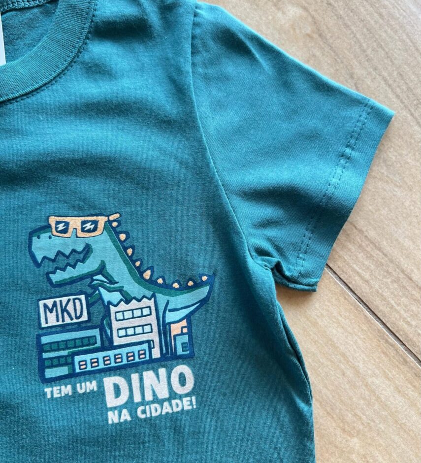 fernandaramoskids com br Conjunto Masculino Camiseta Tem um Dino na Cidade e Bermuda Bege1