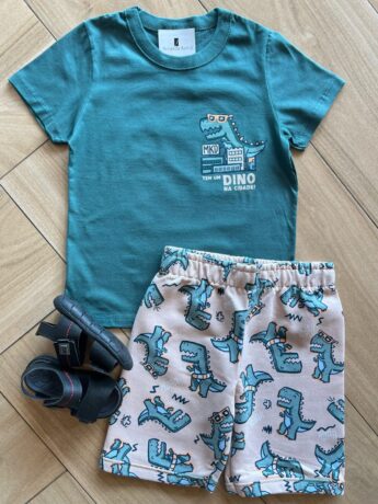 Conjunto Masculino Camiseta Tem um Dino na Cidade e Bermuda Bege Fernanda Ramos Kids