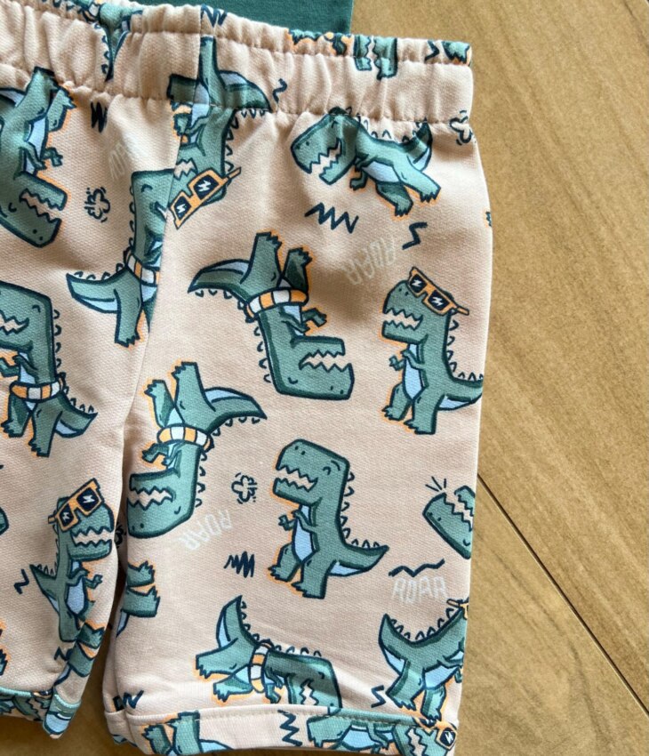 fernandaramoskids com br Conjunto Masculino Camiseta Tem um Dino na Cidade e Bermuda Bege2