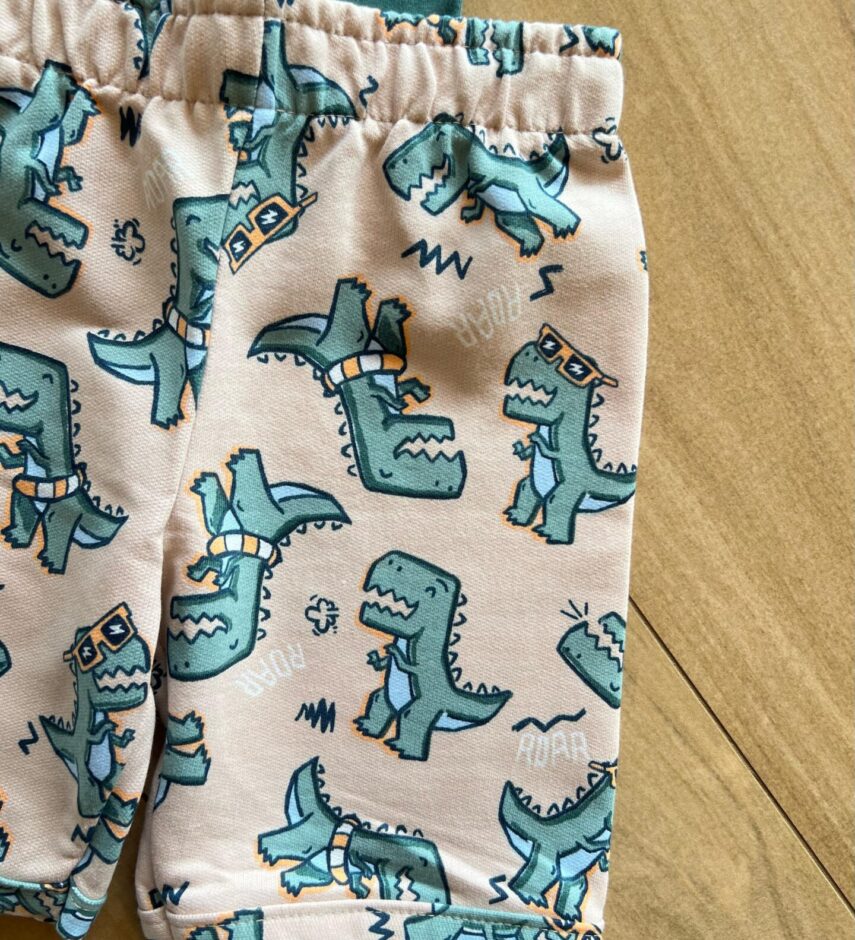 fernandaramoskids com br Conjunto Masculino Camiseta Tem um Dino na Cidade e Bermuda Bege2
