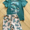 fernandaramoskids com br Conjunto Masculino Camiseta Tem um Dino na Cidade e Bermuda Bege3