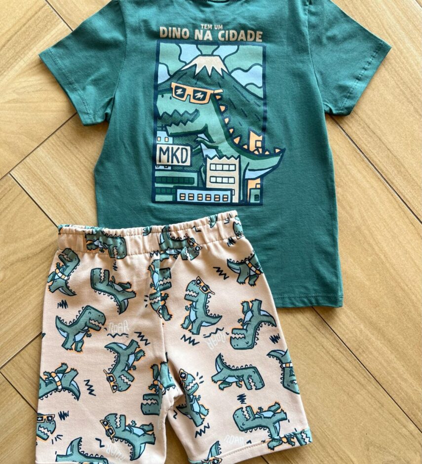 fernandaramoskids com br Conjunto Masculino Camiseta Tem um Dino na Cidade e Bermuda Bege3