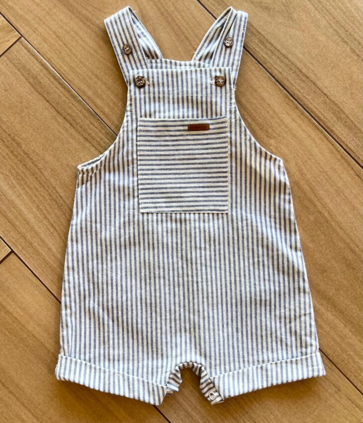 Jardineira Infantil Masculina Curta com Bolso Frontal Listrado Azul Fernanda Ramos Kids
