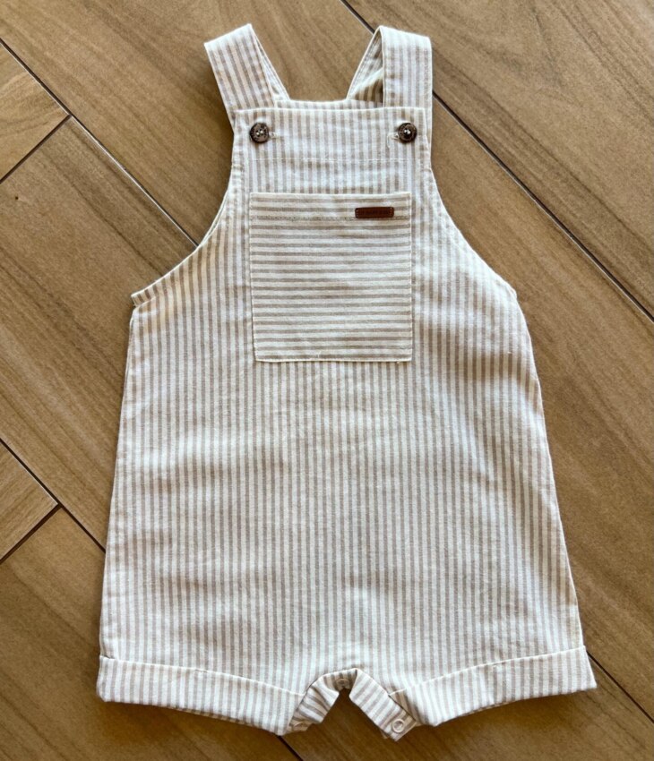 Jardineira Infantil Masculina Curta com Bolso Frontal Listrado Bege Fernanda Ramos Kids