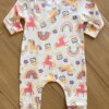 fernandaramoskids com br Macacão Infantil Feminino Manga Longa Flores e Bichinhos2