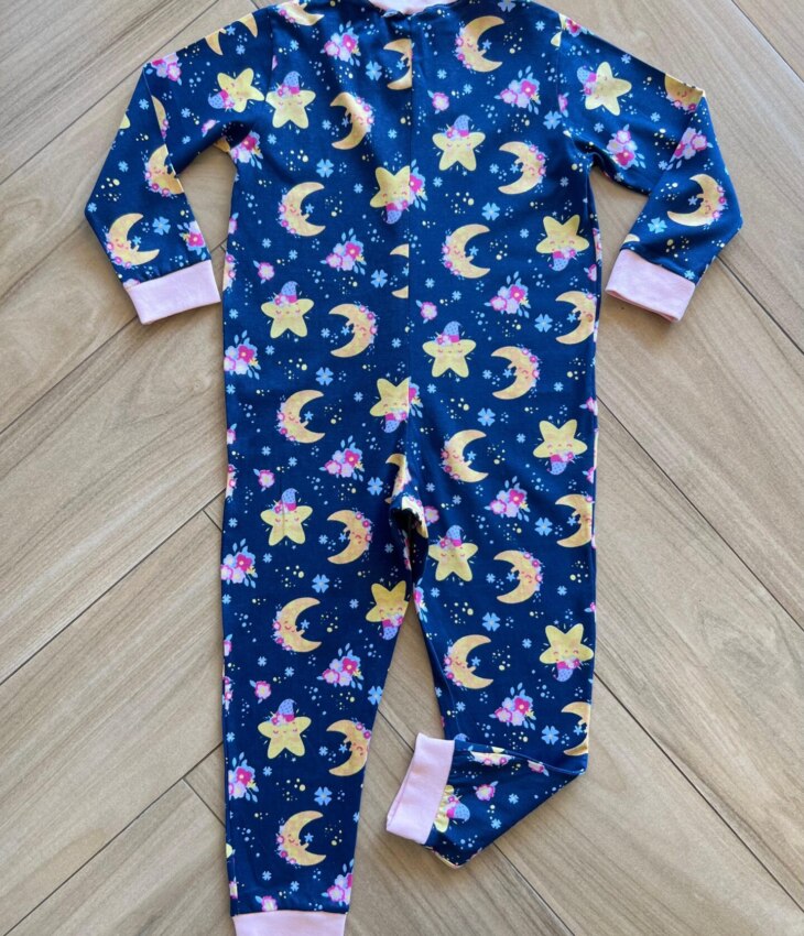 Macacão Pijama Infantil Feminino Estampa Lua e Estralas Azul Fernanda Ramos Kids