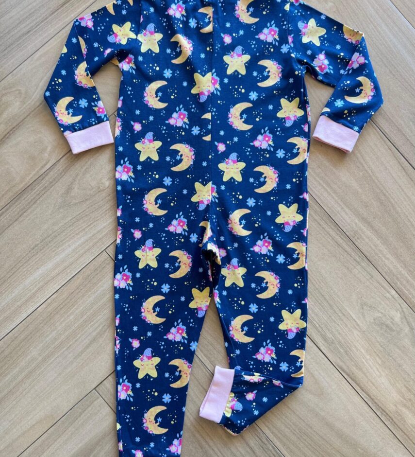 Macacão Pijama Infantil Feminino Estampa Lua e Estralas Azul Fernanda Ramos Kids