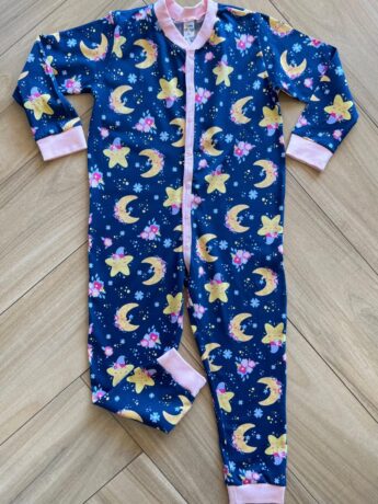 Macacão Pijama Infantil Feminino Estampa Lua e Estralas Azul Fernanda Ramos Kids