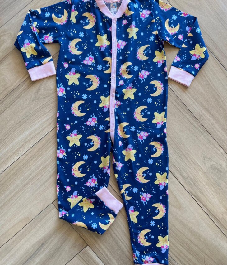 Macacão Pijama Infantil Feminino Estampa Lua e Estralas Azul Fernanda Ramos Kids