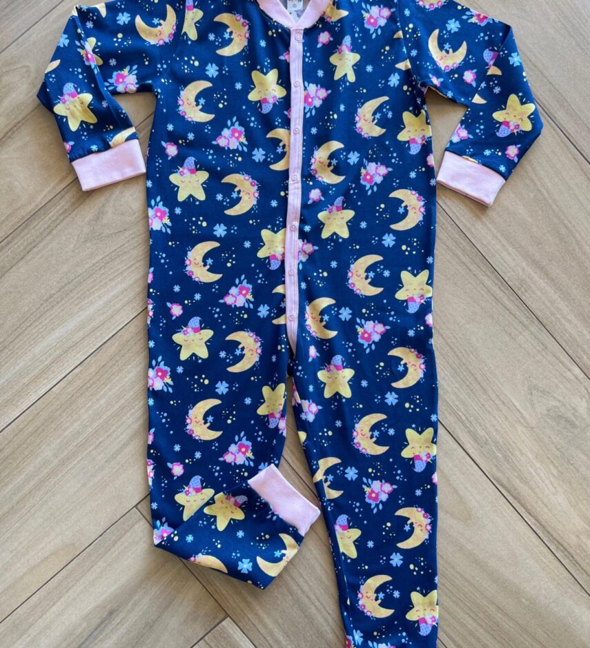 Macacão Pijama Infantil Feminino Estampa Lua e Estralas Azul Fernanda Ramos Kids