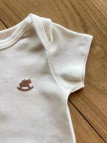 fernandaramoskids com br Macaquinho Infantil Manga Curta Off White1