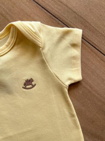 fernandaramoskids com br Macaquinho Infantil Masculino Manga Curta Amarelo 1