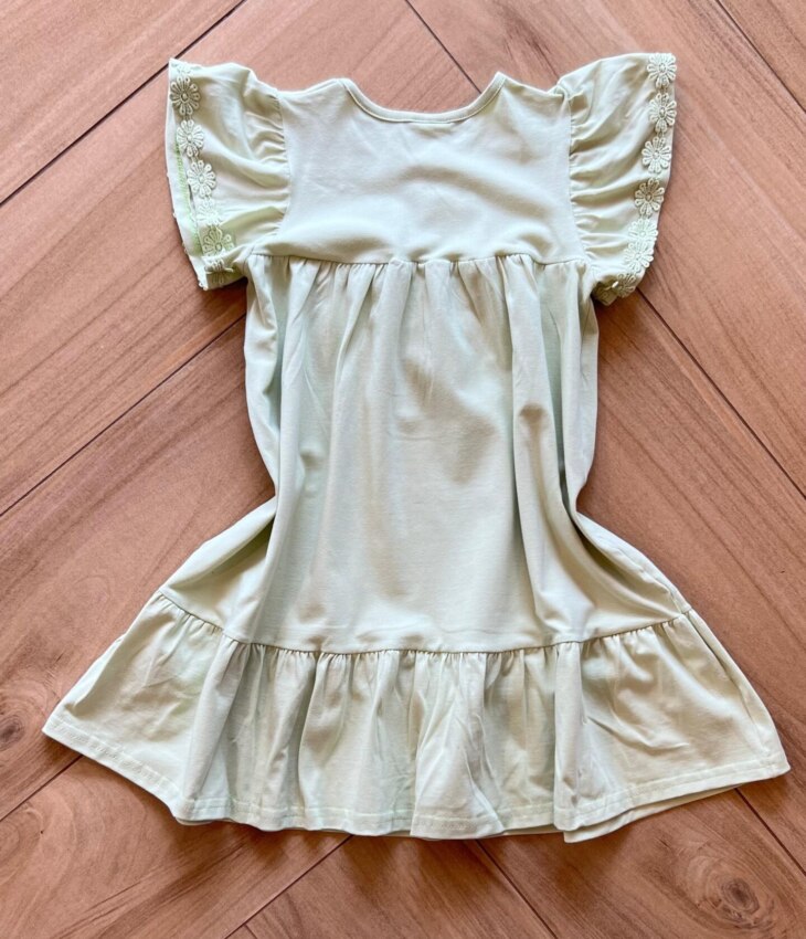 fernandaramoskids com br Vestido Infantil Feminino com Detalhe de Flor na Manga 2