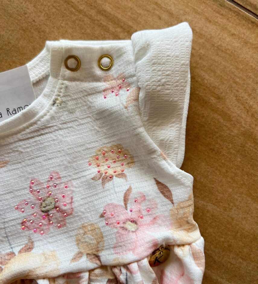 fernandaramoskids com br Vestido Infantil Feminino com Flores e Detalhe Strass Off White1