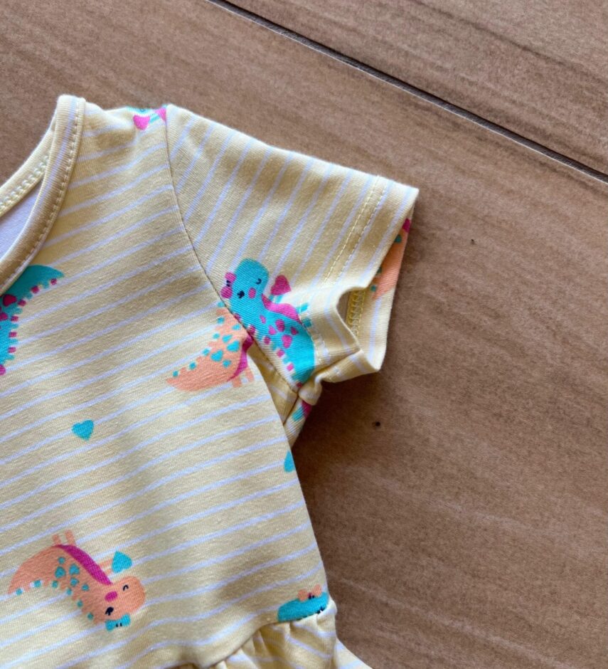 fernandaramoskids com br Vestido Infantil Feminino Curto Dinossauro Amarelo1