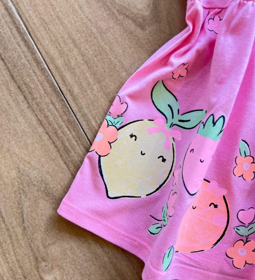 fernandaramoskids com br Vestido Infantil Feminino Curto Meia Malha Estampa Morangos Rosa1