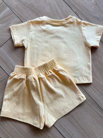 Conjunto Infantil Blusa Cropped com Detalhe e Short Saia Amarelo Conjunto Infantil Blusa Cropped com Detalhe e Short Saia Amarelo Fernanda Ramos Kids