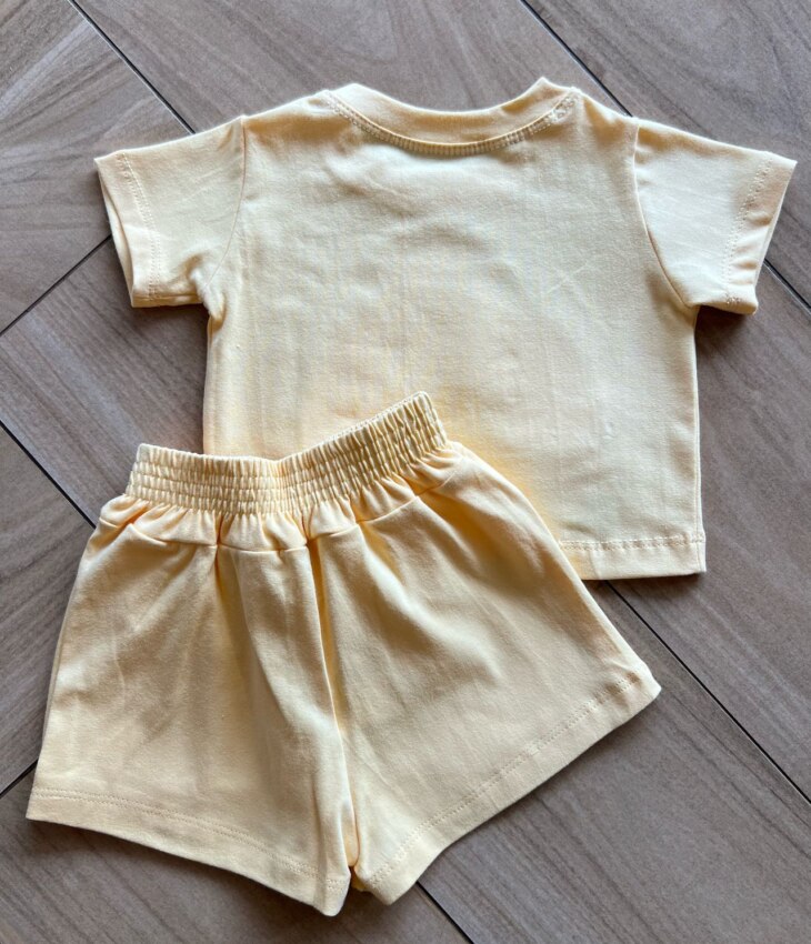 Conjunto Infantil Blusa Cropped com Detalhe e Short Saia Amarelo Conjunto Infantil Blusa Cropped com Detalhe e Short Saia Amarelo Fernanda Ramos Kids