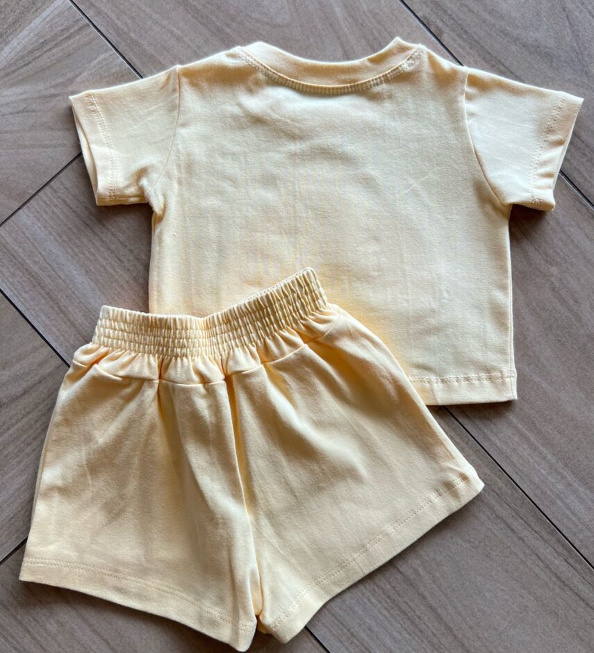 Conjunto Infantil Blusa Cropped com Detalhe e Short Saia Amarelo Conjunto Infantil Blusa Cropped com Detalhe e Short Saia Amarelo Fernanda Ramos Kids