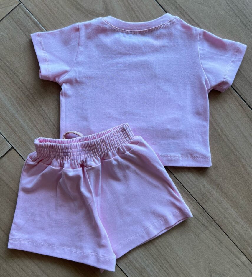 Conjunto Infantil Blusa Cropped com Detalhe e Short Saia Rosa Bebê Fernanda Ramos Kids