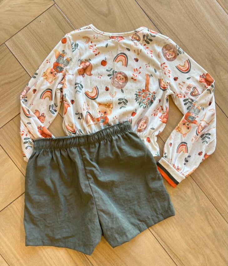 fernandaramoskids com br Conjunto Infantil Feminino Blusa Cropped Estampada e Short Verde2