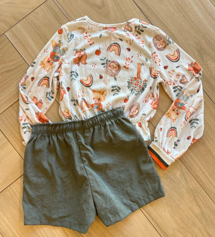 fernandaramoskids com br Conjunto Infantil Feminino Blusa Cropped Estampada e Short Verde2