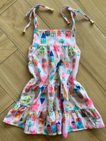 Vestido Infantil Feminino Curto Amarração na Alça Estampa Casinhas Fernanda Ramos Kids