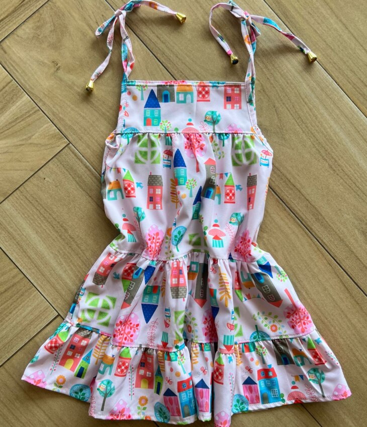 Vestido Infantil Feminino Curto Amarração na Alça Estampa Casinhas Fernanda Ramos Kids