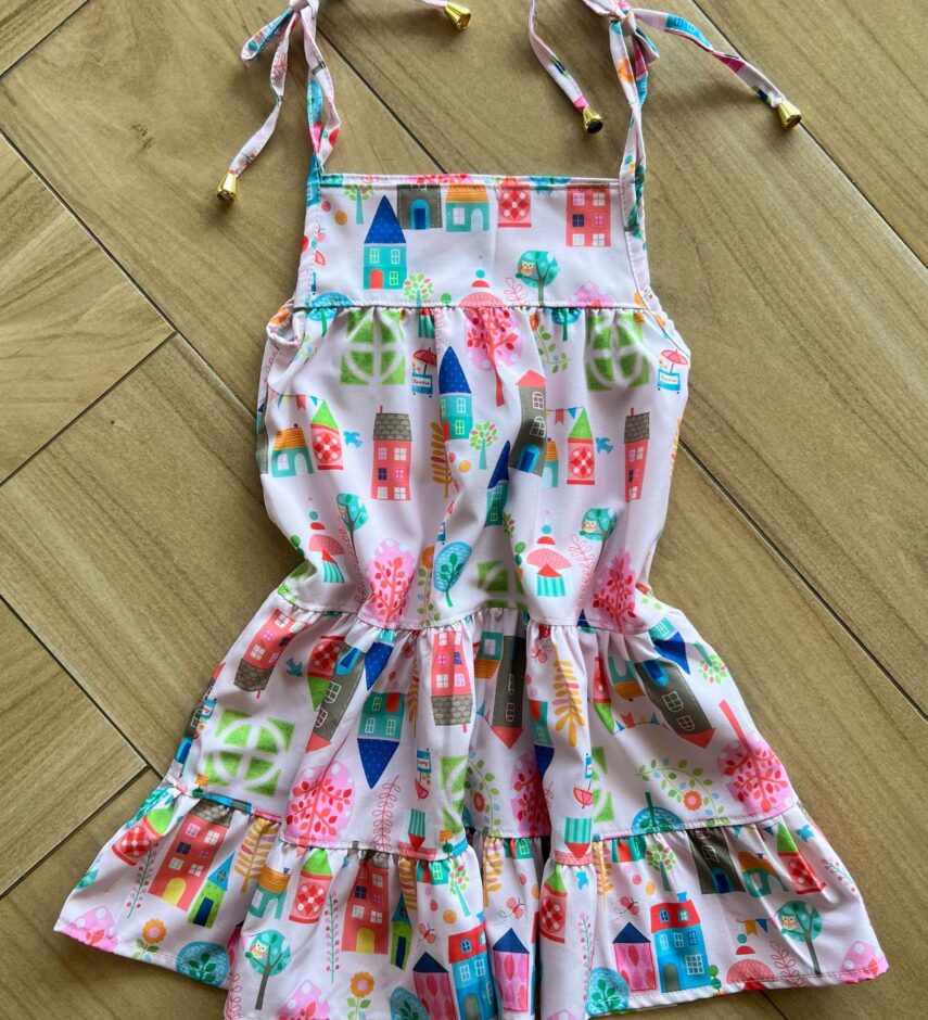 Vestido Infantil Feminino Curto Amarração na Alça Estampa Casinhas Fernanda Ramos Kids