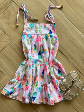 Vestido Infantil Feminino Curto Amarração na Alça Estampa Casinhas Fernanda Ramos Kids
