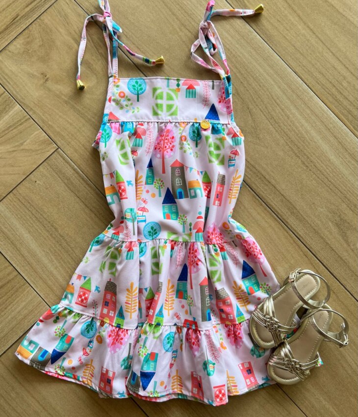Vestido Infantil Feminino Curto Amarração na Alça Estampa Casinhas Fernanda Ramos Kids