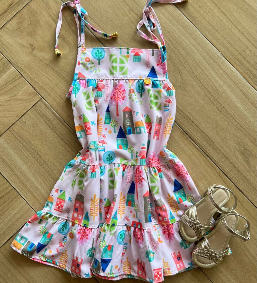 Vestido Infantil Feminino Curto Amarração na Alça Estampa Casinhas Fernanda Ramos Kids