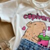 fernandaramoskids com br Blusa Cropped Infantil Feminino Manga Curta Capivara Off White1