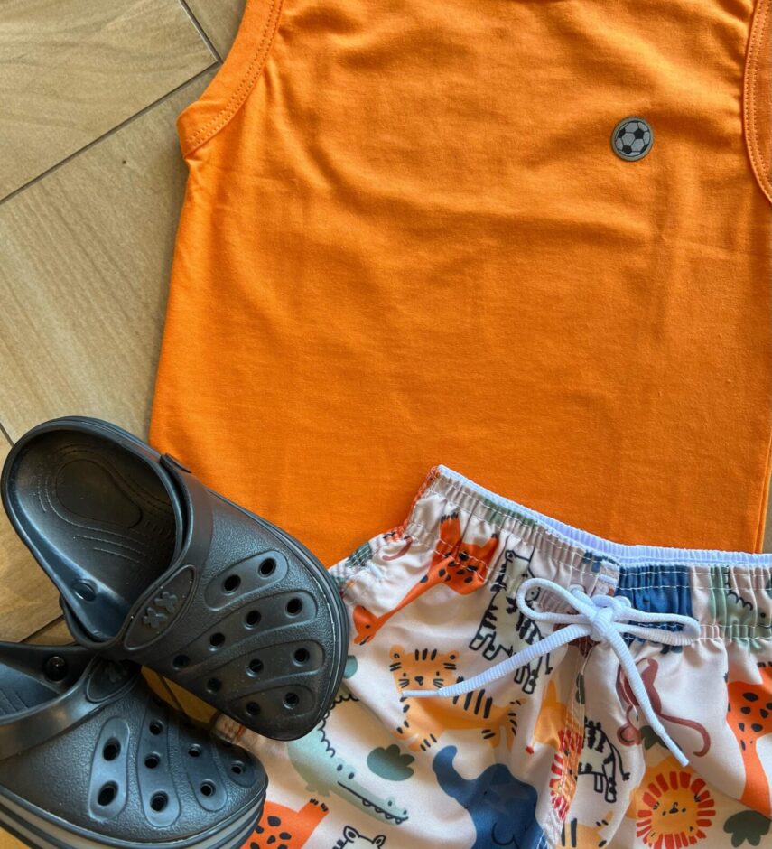 fernandaramoskids com br Conjunto Infantil Masculino Regata Laranja e Bermuda Estampada1